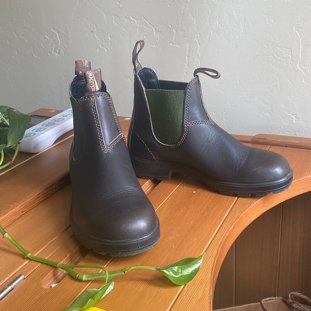 Blundstone boots (worn twice) size 4.5 M (6.5 W)